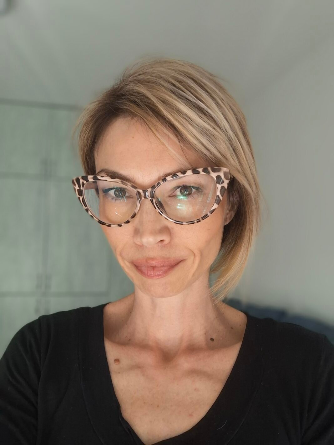 Ana Rodić TA praktičar pod supervizijom Kouč i Hipnoterapeut PEAT procesor i EFT/MR praktičar Master Neurolingvističkog programiranja