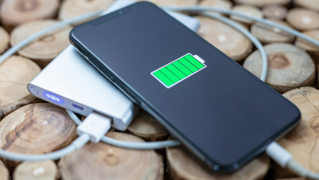 Zašto ne bi trebalo da puniš telefon do 100%? Stručnjaci objasnili šta zaista uništava tvoju bateriju