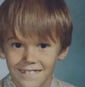 Dečak (7) krenuo u školu i više se nije vratio: Nakon osam godina se pojavio sa detetom u rukama, a kada je otkrio STRAHOTE KOJE JE PREŽIVEO ljudi su bili u šoku Dečak (7) krenuo u školu i više se nije vratio: Nakon osam godina se pojavio sa detetom u rukama, a kada je otkrio STRAHOTE KOJE JE PREŽIVEO ljudi su bili u šoku - featured image