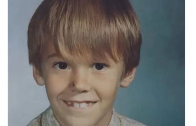 Dečak (7) krenuo u školu i više se nije vratio: Nakon osam godina se pojavio sa detetom u rukama, a kada je otkrio STRAHOTE KOJE JE PREŽIVEO ljudi su bili u šoku - featured image Dečak (7) krenuo u školu i više se nije vratio: Nakon osam godina se pojavio sa detetom u rukama, a kada je otkrio STRAHOTE KOJE JE PREŽIVEO ljudi su bili u šoku - featured image