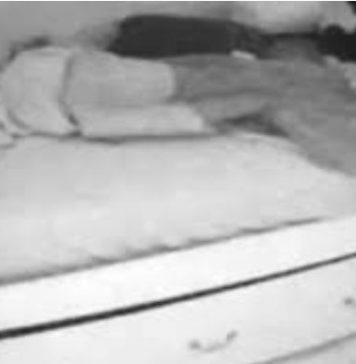 Sakrila kameru u sobu svoje kćerke jer je sumnjala da dovodi dečka noću, istina je biIa mnogo gora: Kada je vidjela šta je izašIo ispod kreveta, smučiIo joj se (Video) Sakrila kameru u sobu svoje kćerke jer je sumnjala da dovodi dečka noću, istina je biIa mnogo gora: Kada je vidjela šta je izašIo ispod kreveta, smučiIo joj se (Video) - featured image