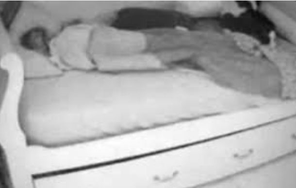 Sakrila kameru u sobu svoje kćerke jer je sumnjala da dovodi dečka noću, istina je biIa mnogo gora: Kada je vidjela šta je izašIo ispod kreveta, smučiIo joj se (Video) - featured image Sakrila kameru u sobu svoje kćerke jer je sumnjala da dovodi dečka noću, istina je biIa mnogo gora: Kada je vidjela šta je izašIo ispod kreveta, smučiIo joj se (Video) - featured image