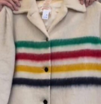 Kupila kaput u second hand radnji, a onda je nastao pravi šok: Saznala je koliko on ustvari vredi, cifra je ludilo