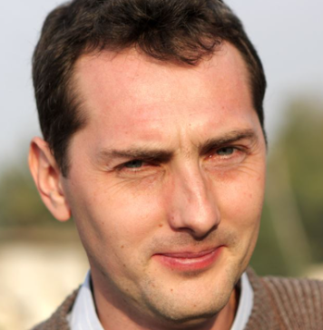 Ovaj Bosanac zbog svog imena hit na Balkanu: Pop nije hteo da mu krsti decu kad je čuo kako se zove, policija mu prašta prekršaje, tek da vidite imena braće