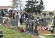 Pokojnika u Rogoznici spustili na zemlju, kada su svi očekivali popov glas, začulo se nešto jezivo: Svi su gutali suze i knedle u grlu Pokojnika u Rogoznici spustili na zemlju, kada su svi očekivali popov glas, začulo se nešto jezivo: Svi su gutali suze i knedle u grlu - featured image