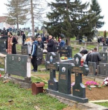 Pokojnika u Rogoznici spustili na zemlju, kada su svi očekivali popov glas, začulo se nešto jezivo: Svi su gutali suze i knedle u grlu Pokojnika u Rogoznici spustili na zemlju, kada su svi očekivali popov glas, začulo se nešto jezivo: Svi su gutali suze i knedle u grlu - featured image