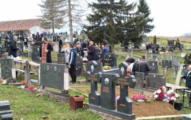 Pokojnika u Rogoznici spustili na zemlju, kada su svi očekivali popov glas, začulo se nešto jezivo: Svi su gutali suze i knedle u grlu Pokojnika u Rogoznici spustili na zemlju, kada su svi očekivali popov glas, začulo se nešto jezivo: Svi su gutali suze i knedle u grlu - featured image