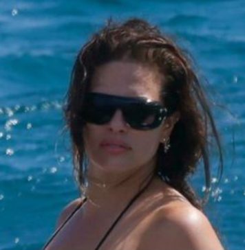 Ima 100 kg, a u providnoj haljini izgleda kao boginja! Vidi se celulit, gaćice i veći stomak, a kažu da nema lepše žene Ima 100 kg, a u providnoj haljini izgleda kao boginja! Vidi se celulit, gaćice i veći stomak, a kažu da nema lepše žene - featured image