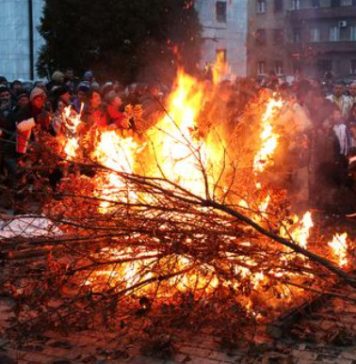 Nikako ne bacajte pepeo od badnjaka, evo zašto je važno da ga sačuvate: A ako zanemarite sledeći običaj, veruje se da će vas terati maler Nikako ne bacajte pepeo od badnjaka, evo zašto je važno da ga sačuvate: A ako zanemarite sledeći običaj, veruje se da će vas terati maler - featured image