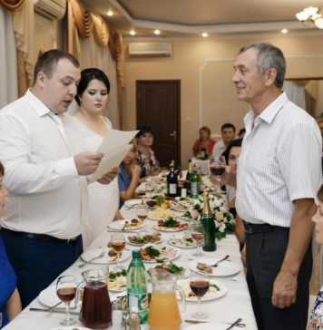 Kada je siromašan otac svojoj kćerki za vjenčanje poklonio običnu kovertu, bogata rodbina mladoženje počela se smijati takvom „velikodušnom“ poklonu. ☹️🤔 Kada je siromašan otac svojoj kćerki za vjenčanje poklonio običnu kovertu, bogata rodbina mladoženje počela se smijati takvom „velikodušnom“ poklonu. ☹️🤔 - featured image