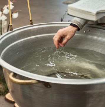 Šta se radi sa starom bogojavljenskom svetom vodicom kad se u kuću unese nova: Ovo je jedino ispravno Šta se radi sa starom bogojavljenskom svetom vodicom kad se u kuću unese nova: Ovo je jedino ispravno - featured image