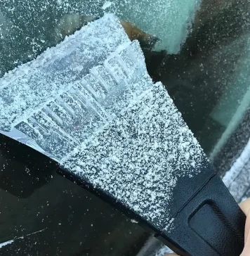 Ova 2 sastojka iz kuhinje poprskajte uveče po šoferšajbni i ujutro neće više biti zaleđena: Zlata vredan trik