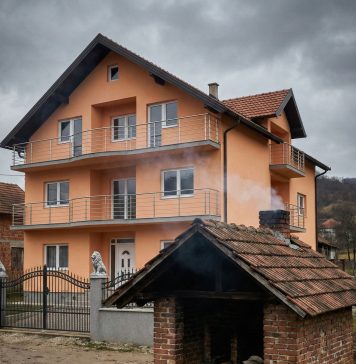 Sin mu je iz Nemačke slao hiljade evra da naprave vilu u selu. Starac je umro u maloj letnjoj kuhinji, željan sina, a ne fasade Sin mu je iz Nemačke slao hiljade evra da naprave vilu u selu. Starac je umro u maloj letnjoj kuhinji, željan sina, a ne fasade - featured image