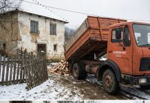 Starac koji nema drva za ogrev našao pun novčanik i vratio ga vlasniku, a sutradan mu je na kapiju stigao kamion koji ga je rasplakao.
