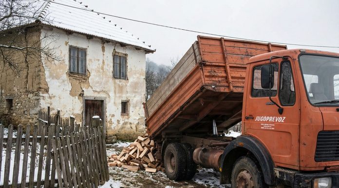 Starac koji nema drva za ogrev našao pun novčanik i vratio ga vlasniku, a sutradan mu je na kapiju stigao kamion koji ga je rasplakao.