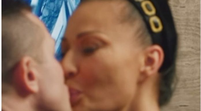 Ceca Ražnatović uhvaćena kako ljubi crnog prezgodnog muškarca: Evo ko je on Ceca Ražnatović uhvaćena kako ljubi crnog prezgodnog muškarca: Evo ko je on - featured image