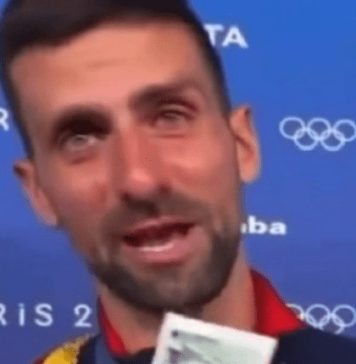 Novinar dao Novaku Đokoviću ovu fotografiju i slavni Srbin je odmah zaplakao!!Pogledajte samo šta se nalazi na fotografiji… Novinar dao Novaku Đokoviću ovu fotografiju i slavni Srbin je odmah zaplakao!!Pogledajte samo šta se nalazi na fotografiji… - featured image