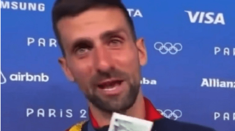 Novinar dao Novaku Đokoviću ovu fotografiju i slavni Srbin je odmah zaplakao!!Pogledajte samo šta se nalazi na fotografiji… - featured image Novinar dao Novaku Đokoviću ovu fotografiju i slavni Srbin je odmah zaplakao!!Pogledajte samo šta se nalazi na fotografiji… - featured image