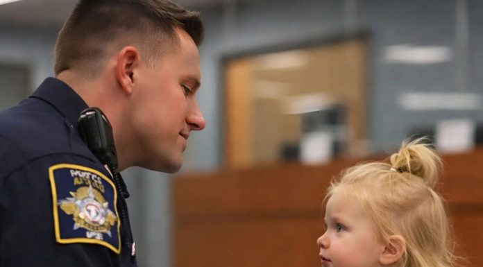 Mala devojčica došla je u policijsku stanicu da prizna ozbiljan zločin, ali ono što je rekla potpuno je šokiralo policajca.