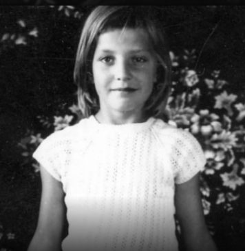 Pevala je Titu na uvce, izgubila je brata, muža, pa oca: Danas vedri i oblači estradnim nebom, znate li ko je ona? Pevala je Titu na uvce, izgubila je brata, muža, pa oca: Danas vedri i oblači estradnim nebom, znate li ko je ona? - featured image