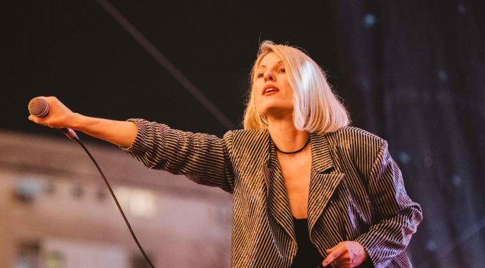 VREĐAJU JE JER SE UDALA ZA SRBINA I RODILA MU DECU: Hrvatska pevačica prolazi kroz AGONIJU