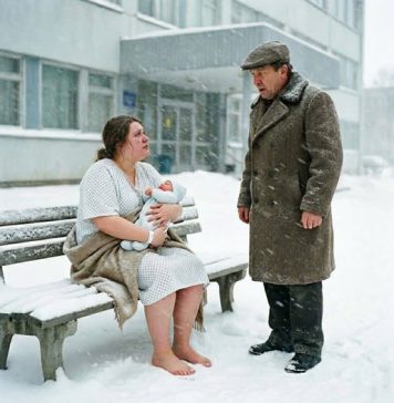 Kada praznik postane noćna mora: Dan kada je ujka našao nećaku bosu ispred porodilišta, sa bebom u naručju Kada praznik postane noćna mora: Dan kada je ujka našao nećaku bosu ispred porodilišta, sa bebom u naručju - featured image