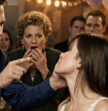 Moj idiot od muža me je ošamario na našoj godišnjici i siknuo: „Kako se usuđuješ da isečeš tortu a da ne pitaš svoju svekrvu?“ Moj idiot od muža me je ošamario na našoj godišnjici i siknuo: „Kako se usuđuješ da isečeš tortu a da ne pitaš svoju svekrvu?“ - featured image