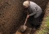 Svi u selu su odlučili da je starica poludela kada je počela kopati ogroman rov usred dvorišta, ali kada su ljudi videli šta je tačno ona iskopala, svi su bili šokirani.😲😲 Svi u selu su odlučili da je starica poludela kada je počela kopati ogroman rov usred dvorišta, ali kada su ljudi videli šta je tačno ona iskopala, svi su bili šokirani.😲😲 - featured image