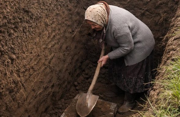 Svi u selu su odlučili da je starica poludela kada je počela kopati ogroman rov usred dvorišta, ali kada su ljudi videli šta je tačno ona iskopala, svi su bili šokirani.😲😲 Svi u selu su odlučili da je starica poludela kada je počela kopati ogroman rov usred dvorišta, ali kada su ljudi videli šta je tačno ona iskopala, svi su bili šokirani.😲😲 - featured image