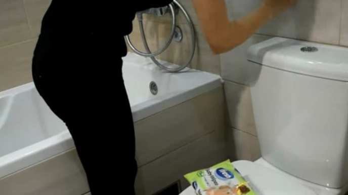 ŽENA SIPALA OVO U VODOKOTLIĆ I IZAZVALA BURU NA INTERNETU: Kupatilo joj miriše mjesecima, a caka nikad prostija