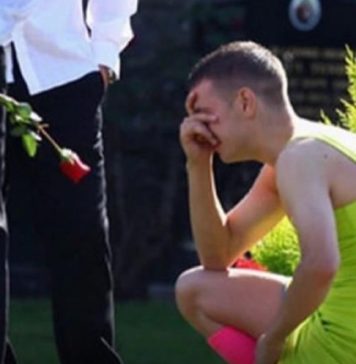 Na sahranu najboljeg prijatelja došao u zelenoj haljini: Na mrežama ga razapeli, a zbog njegovog razloga će vam zastati knedla u grlu Na sahranu najboljeg prijatelja došao u zelenoj haljini: Na mrežama ga razapeli, a zbog njegovog razloga će vam zastati knedla u grlu - featured image