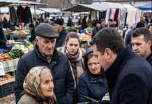 Prodavala je sir na pijaci i trpela podsmeh — dok jedna rečenica nije naterala celu pijacu da zanemi. Prodavala je sir na pijaci i trpela podsmeh — dok jedna rečenica nije naterala celu pijacu da zanemi. - featured image