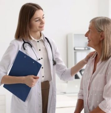 Ginekolog moli žene starije od 50 godina da usvoje jednu naviku Ginekolog moli žene starije od 50 godina da usvoje jednu naviku - featured image