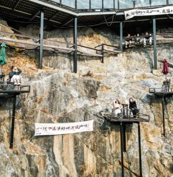 Najekstremniji kafić na svetu postao fenomen: Pogledajte gde ljudi piju kafu!