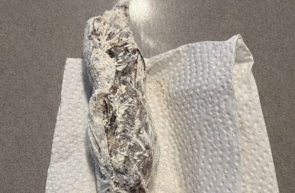 Pronašla sam nešto čudno u pakovanju brašna: odlučila sam otvoriti celofan da vidim šta je unutra… i kada sam shvatila šta je, bila sam potpuno šokirana. Pronašla sam nešto čudno u pakovanju brašna: odlučila sam otvoriti celofan da vidim šta je unutra… i kada sam shvatila šta je, bila sam potpuno šokirana. - featured image