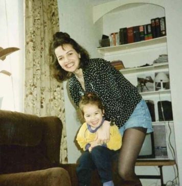 Rođena je na Kosovu i Metohiji, od majke Vere i oca Albanca koji je ćerku sa 13 godina uveo u svet estrade: Vaspitali je da bude porodična, a nema skandaloznije Rođena je na Kosovu i Metohiji, od majke Vere i oca Albanca koji je ćerku sa 13 godina uveo u svet estrade: Vaspitali je da bude porodična, a nema skandaloznije - featured image