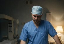 Mlada majka je preminula tokom porođaja, ostavivši blizance. Doktor je rodbini rekao samo za jedno dete, a drugo, teško bolesno, uzeo je sebi i odgajio kao svog sina. Mlada majka je preminula tokom porođaja, ostavivši blizance. Doktor je rodbini rekao samo za jedno dete, a drugo, teško bolesno, uzeo je sebi i odgajio kao svog sina. - featured image