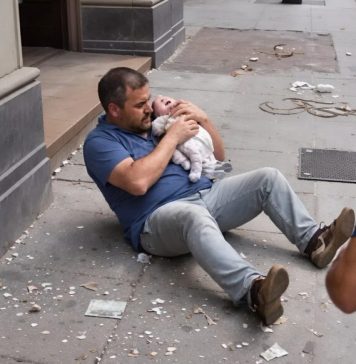 Spasao sam bebu sa petog sprata i postao heroj. Sedmicu kasnije roditelji su me tužili zbog “nepromišljenog spašavanja” Spasao sam bebu sa petog sprata i postao heroj. Sedmicu kasnije roditelji su me tužili zbog “nepromišljenog spašavanja” - featured image