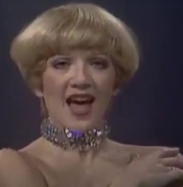 Bila je u ljubavi sa najvećim zavodnikom Jugoslavije, a Zdravka Čolića razočarala do srži: Zbog jedne rečenice godinama nisu progovorili Bila je u ljubavi sa najvećim zavodnikom Jugoslavije, a Zdravka Čolića razočarala do srži: Zbog jedne rečenice godinama nisu progovorili - featured image