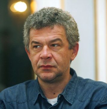 Evo kako su Vera Matović i Šeki Turković “pomogli” Glogovcu da postane čuveni glumac: Skoro niko ovo ne zna o Nebojši Evo kako su Vera Matović i Šeki Turković “pomogli” Glogovcu da postane čuveni glumac: Skoro niko ovo ne zna o Nebojši - featured image