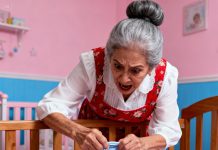 Moj sin i njegova supruga zamolili su me da im pripazim na dvomjesečnu bebu dok idu u kupovinu. Ali, koliko god ga držala, mališan nije prestajao očajnički plakati. Nešto nije bilo u redu. Kad sam mu podigla odjeću da provjerim pelenu, ukočila sam se. Bilo je… nešto nevjerojatno. Ruke su mi se počele tresti. Brzo sam zgrabila unuka i potrčala prema bolnici… Moj sin i njegova supruga zamolili su me da im pripazim na dvomjesečnu bebu dok idu u kupovinu. Ali, koliko god ga držala, mališan nije prestajao očajnički plakati. Nešto nije bilo u redu. Kad sam mu podigla odjeću da provjerim pelenu, ukočila sam se. Bilo je… nešto nevjerojatno. Ruke su mi se počele tresti. Brzo sam zgrabila unuka i potrčala prema bolnici… - featured image