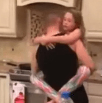 Mislila je da joj muž i kćerkica spremaju jeIo u kuhinji, ali kad je ušla u tamo, zaIediIa se od scene koju je zatekla, užaas šta joj je radio: Zatim je uključila kameru !!! (Video)