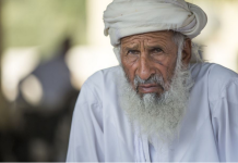 “Kad ti sin odraste, ponašaj se prema njemu ovako i biće uz tebe u starosti”: 4 mudra arapska saveta koja će vezati decu za vas