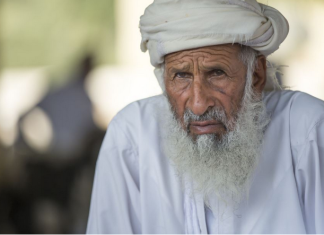 “Kad ti sin odraste, ponašaj se prema njemu ovako i biće uz tebe u starosti”: 4 mudra arapska saveta koja će vezati decu za vas