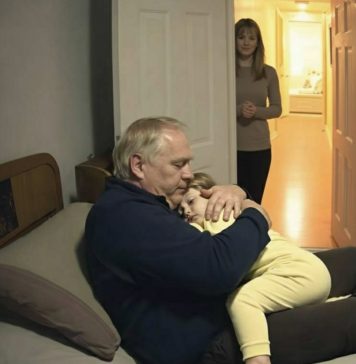 Svake večeri moj muž je odlazio spavati u sobu naše kćerke: u početku tome nisam pridavala pažnju, ali jednog dana odlučila sam sakriti kameru u njenoj sobi i kada sam pogledala snimak, skoro sam se onesvijestila od užasa. Svake večeri moj muž je odlazio spavati u sobu naše kćerke: u početku tome nisam pridavala pažnju, ali jednog dana odlučila sam sakriti kameru u njenoj sobi i kada sam pogledala snimak, skoro sam se onesvijestila od užasa. - featured image