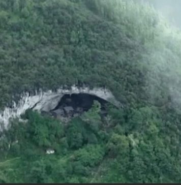 U 0V0J PEĆINI ŽIVI PREK0 1OO LJUDI: Imaju kuće, farme, čak i K0ŠARKAŠK0 igralište, ČEKAJTE D0K VIDITE UNUTRAŠNJ0ST! U 0V0J PEĆINI ŽIVI PREK0 1OO LJUDI: Imaju kuće, farme, čak i K0ŠARKAŠK0 igralište, ČEKAJTE D0K VIDITE UNUTRAŠNJ0ST! - featured image