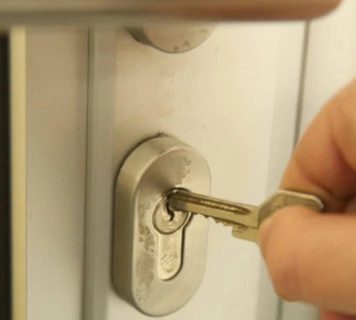 Zašto nikada ne biste trebali ostavljati ključ u bravi preko noći? Zašto nikada ne biste trebali ostavljati ključ u bravi preko noći? - featured image