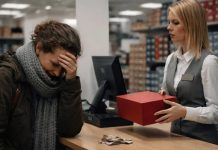 U prodavnici obuće, prodavačica je otela nove cipele za dete iz ruku majke samo zato što je bila dva dolara kratka, a siromašna žena je stajala tamo plačući — ali onda se desilo nešto što niko nije očekivao 😨😥 U prodavnici obuće, prodavačica je otela nove cipele za dete iz ruku majke samo zato što je bila dva dolara kratka, a siromašna žena je stajala tamo plačući — ali onda se desilo nešto što niko nije očekivao 😨😥 - featured image