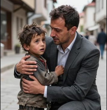 Ljudi su samo prolazili, ali kada ga je čovjek zagrlio – svi su zaplakali Ljudi su samo prolazili, ali kada ga je čovjek zagrlio – svi su zaplakali - featured image