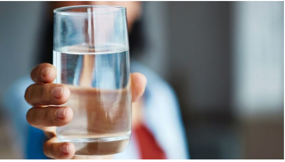 Evo kako pijenje čase vode na prazan želudac moze da djeluje na vaš organizam - featured image Evo kako pijenje čase vode na prazan želudac moze da djeluje na vaš organizam - featured image